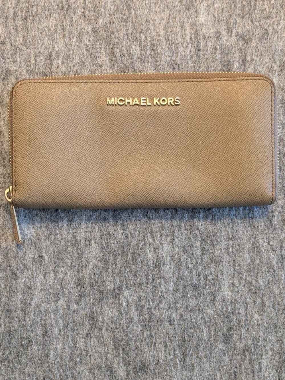 NWOT Michael Kors Jet Set Travel Wallet